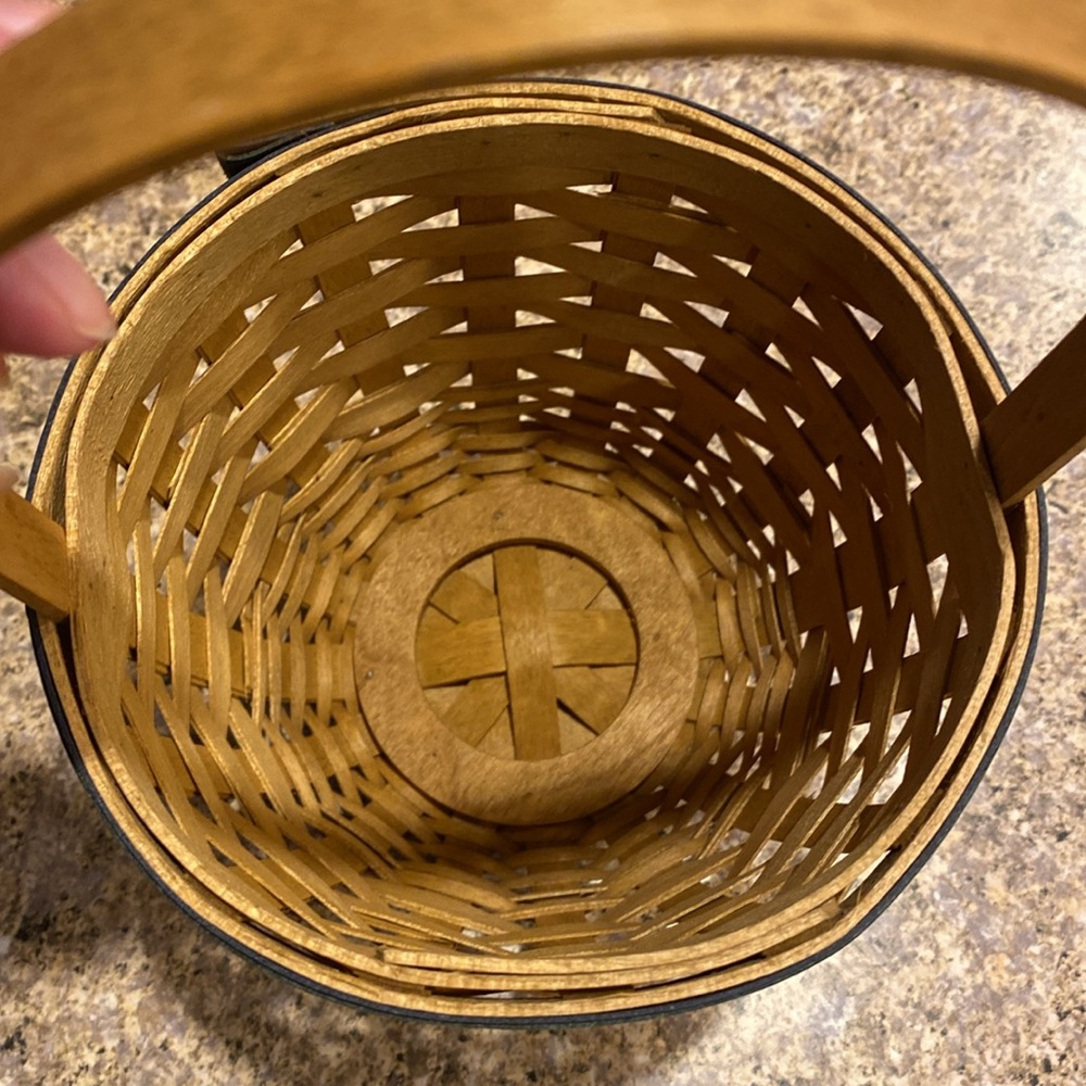 Longaberger Collectors Club Handmade Maple Basket 2004 Stationary Handle - Picture 8 of 17